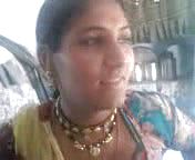 Skanky Indian mummy showcases Her smooth shaven snatch Upskirt